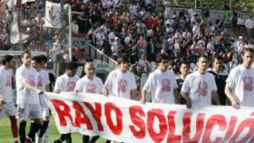 <b>EN CAMINO. </b>La plantilla, con la pancarta "Rayo solución". El cambio de propietario del club vallecano está cada día más cerca.