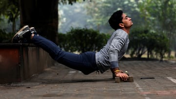 A man exercises inside a park in New Delhi, India, January 16, 2025. REUTERS/Priyanshu Singh