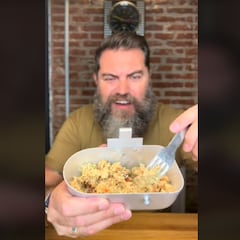 Un español prueba el menú del ejército de EEUU de hace 35 años y todos temen que acabe con botulismo