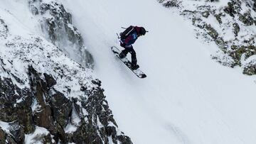 N&uacute;ria Cast&aacute;n durante un momento de su descenso en Ordino Arcal&iacute;s (Andorra), tercera prueba del Freeride World Tour (Andorra), disputada en al cara &#039;Quince metros&#039; y en la que ha obtenido la segunda posici&oacute;n en Snowboa