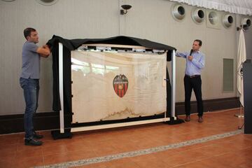 La Asociación de Futbolistas del Valencia se ha reunido este mediodía para celebrar una comida que guardaba un especial secreto. Fernando Giner, presidente de la Asociación, desveló que se había recuperado la bandera original del club confeccionada en el año 1924 y que estaba desaparecida. En la foto, Giner y Camarasa durante la presentación. 
 


