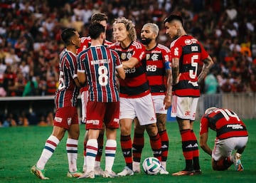 El Fla-Flu (como se le conoce al partido entre ambos conjuntos) es el duelo entre dos de los clubes más populares y tradicionales del Estado de Río de Janeiro: el Clube de Regatas do Flamengo y el Fluminense Football Club. El Fluminense está asociado a la burguesía carioca y el Flamengo, que tiene la mayor afición de Brasil, representa a la clase obrera.