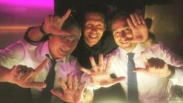 FESTEJO. Pasqués, Simeone y Vercellone celebran los siete triunfos.