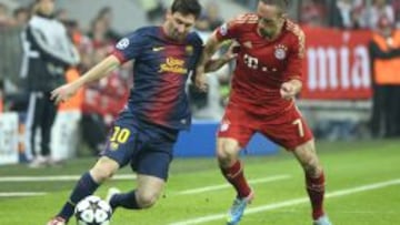 Messi disputa la pelota con Ribery.