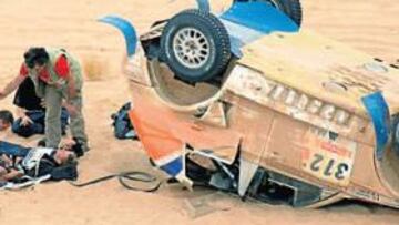 <b>NUEVAS BAJAS. </b>La carrera se endurece y los accidentes se suceden. Éste es el estado en el que quedó el BMW del francés Chicherit, que tuvo que ser asistido por los médicos.