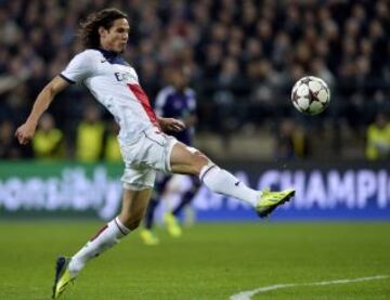 Anderlecht-PSG. Cavani intenta controlar un balón.