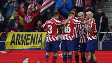 Atletico Madrid's French forward Antoine Griezmann (2R) celebrates scoring the opening goal during the Spanish league football match between Club Atletico de Madrid and Real Sociedad at the Wanda Metropolitano stadium in Madrid on May 28, 2023. (Photo by Pierre-Philippe MARCOU / AFP)