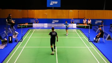 El jugador español de bádminton Pablo Abián disputa la semifinal de los Juegos Mediterráneos de Tarragona ante el francés Toma Popov.
