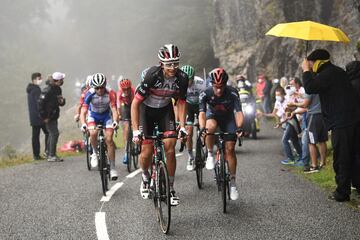 Davide Formolo liderando a los escapados durante la novena etapa del Tour.