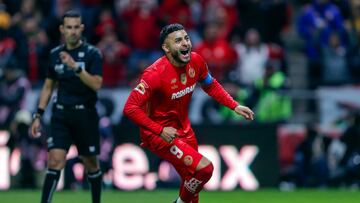 MEX1289. TOLUCA (MÉXICO), 14/12/2025.- Alexis Vega de Toluca celebra un gol de penal este domingo, durante un juego por la final del Torneo Apertura 2025 de la Liga MX en el estadio Nemesio Diez en Toluca (México). EFE/Isaac Esquivel