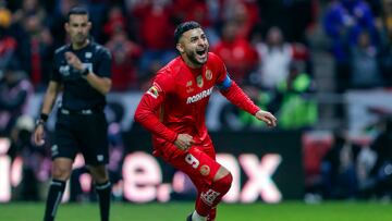 MEX1289. TOLUCA (MÉXICO), 14/12/2025.- Alexis Vega de Toluca celebra un gol de penal este domingo, durante un juego por la final del Torneo Apertura 2025 de la Liga MX en el estadio Nemesio Diez en Toluca (México). EFE/Isaac Esquivel