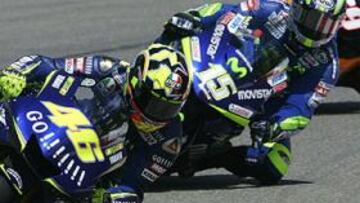 <B>LA MORAL COMIDA. </B>Setre no pudo con la presión y regaló a Rossi una victoria en la última vuelta.