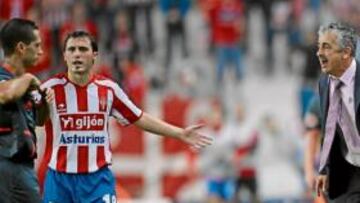 <b>PROTESTAS. </b>Preciado y Luis Morán protestan a Paradas Romero, momentos antes de la expulsión del técnico rojiblanco.