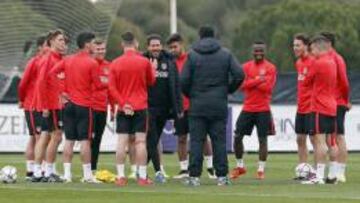 Simeone felicitó al Juvenil A por su reciente título de Liga