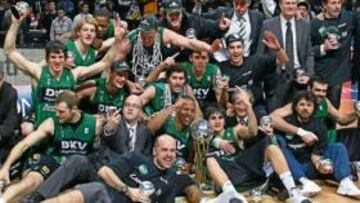 <b>Y VAN OCHO... </b>El DKV Joventut festeja su octavo título de Copa, que conquistó ayer en Vitoria ante el Tau, el mismo equipo que le privó de este éxito en 2004.