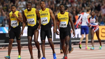 Jamaica&#039;s Julian Forte (2R), Yohan Blake (L) and Omar McLeod (R) walk with Jamaica&#039;s Usain Bolt (2L) after Bolt pulled up injured in the final of the men&#039;s 4x100m relay athletics event at the 2017 IAAF World Championships at the London Stadium in London on August 12, 2017. / AFP PHOTO / Ben STANSALL  LESION
 PUBLICADA 14/08/17 NA MA31 1COL