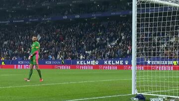 Gazzaniga, en el momento del impacto de la botella.