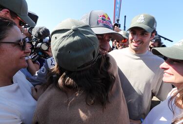 Carlos Sainz Jr. oficializa su relaci車n con Rebecca Donaldson: qui谷n es ella