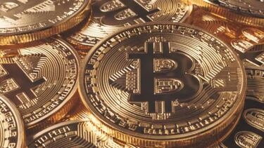 El valor de la criptomoneda bitcoin se desploma a valores mínimos