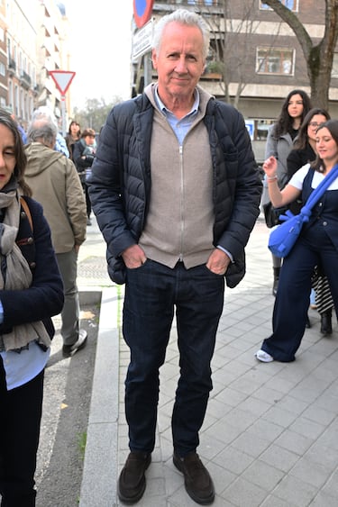 El periodista Lorenzo Milá asiste a la capilla ardiente por Fernando Ónega situada en la Casa de Galicia de Madrid.