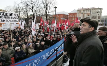 Kasparov, durante una protesta en Moscú en 2008 exigiendo la libertad de los presos políticos en Rusia.