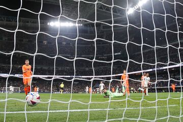 4-0. Giorgi Mamardashvili se equivoca en la salida, le regala el balón a Rodrygo, el brasileño mete en el área y define con un tiro raso en el mano a mano con el portero del Valencia.