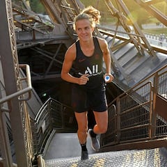 Irene Paredes ganó la escalada del PSG a la Torre Eiffel