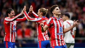Julián Alvarez celebra su gol ante el Rayo Vallecano mientras De Paul y Griezmann también lo festejan.