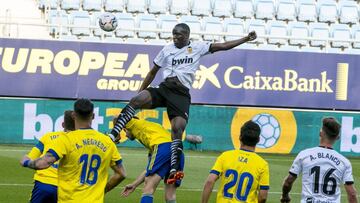 04 04 2021. Diakhaby salta para despejar un bal&oacute;n durante el partido ante el C&aacute;diz este domingo en el Ram&oacute;n de Carranza.
 FOT&Oacute;GRAFO/CREADOR
 Valencia CF