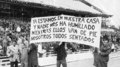 Inauguración del Estadio Manzanares. El Atlético de Madrid se midió al Valencia (1-1). Los aficionados celebran tener su propio estadio.