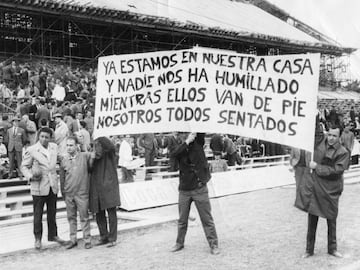 El 2 de octubre de 1966 se inauguraba el estadio Manzanares. El Atlético de Madrid se midió al Valencia (1-1). Los aficionados celebran tener su propio estadio.