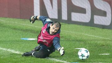 Iker Casillas se entrena en el Besiktas Park, en Estambul.