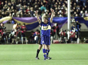 Dos rápidos goles de Martín Palermo liquidó al Madrid en la final de la Intercontinental del año 2000. Pese a que Roberto Carlos recortó distancias, a los blancos les fue imposible remontar el encuentro. Los madridistas se quejarían de la labor del colegiado colombiano Óscar Julián Ruiz, al que le acusaron de conveniencia con el conjunto xeneize al tener Boca tres futbolistas colombianos: el portero Córdoba, el defensa Bermúdez y el centrocampista Serna. En 2003, volverían a retomar el título tras imponerse al Milán en la tanda de penaltis: los rossoneri sólo lograron transformar un lanzamiento de cuatro, mientras que el cuadro argentino convertiría tres de sus cuatro disparos.