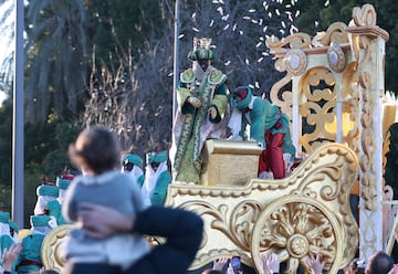 Miles de sevillanos han arropado a los Reyes Magos a su llegada a la ciudad hispalense.