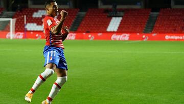 Mach&iacute;s celebra un gol con el Granada.