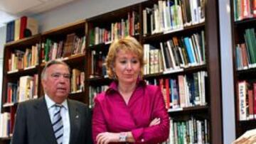<b>RECORRIDO. </B>Pedro Ferrándiz acompañó a Esperanza Aguirre en la visita a la Fundación.