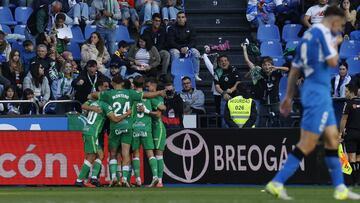 Los jugadores del Racing celebran su primer gol al Deportivo.