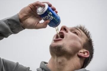 Rob Gronkowski celebra euforicamente la victoria de los Patriots. Estar ausente por lesión en la SuperBowl LI no le amilanó para celebrar a lo grande el título de su equipo.