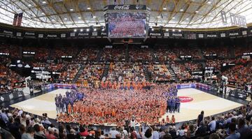 Foto de familia del Valencia Basket.