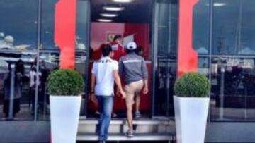 <b>¿SÓLO DE VISITA? </b>Sergio Pérez, de gris, entra en Ferrari.