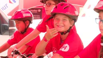 Roquetas o la inmensa alegría de los niños por montar en bicicleta