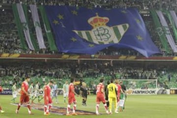 Ambientazo en el Benito Villamarín.