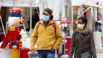 Washington (United States), 01/12/2020.- Shoppers pass by a nutcracker at an outdoor holiday market in Washington, DC, USA, 01 December 2020. The United States has entered the holiday season as coronavirus COVID-19 new cases and hospitalizations are surgi