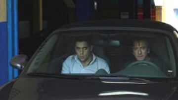 <b>EN EL CALDERÓN. </b>Pitarch y el agente de Salvio saliendo del estadio.