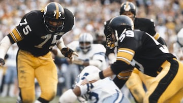 MIAMI, FL - JANUARY 21:  Joe Greens #75 and Jack Ham #59 of the Pittsburgh Steelers pursues the play against the Dallas Cowboys during Super Bowl XIII on January 21, 1979 at the Orange Bowl in Miami, Florida. The Steelers won the Super Bowl 35-31. (Photo by Focus on Sport/Getty Images) 