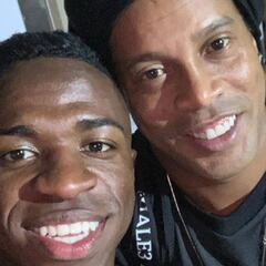 Vinicius felicita a Ronaldinho y se suma al aplauso sanitario