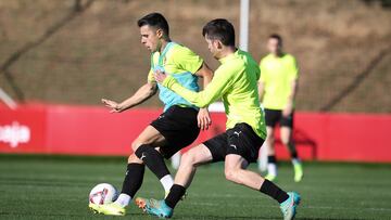 17-01-25. GASPAR CONTROLA EL BAL?N ANTE GUILLE ROSAS EN EL ENTRENAMIENTO DEL SPORTING EN MAREO.