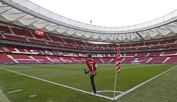 El pequeño Manu, en el Wanda Metropolitano antes del Atlético-Athletic.