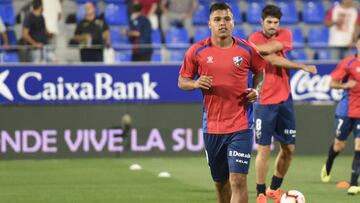 Chucho Hernández durante un calentamiento con el Huesca.
