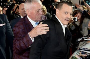Johnny Depp tuvo que ser sujetado por Jerry Judge durante su paseo por la alfombra roja.